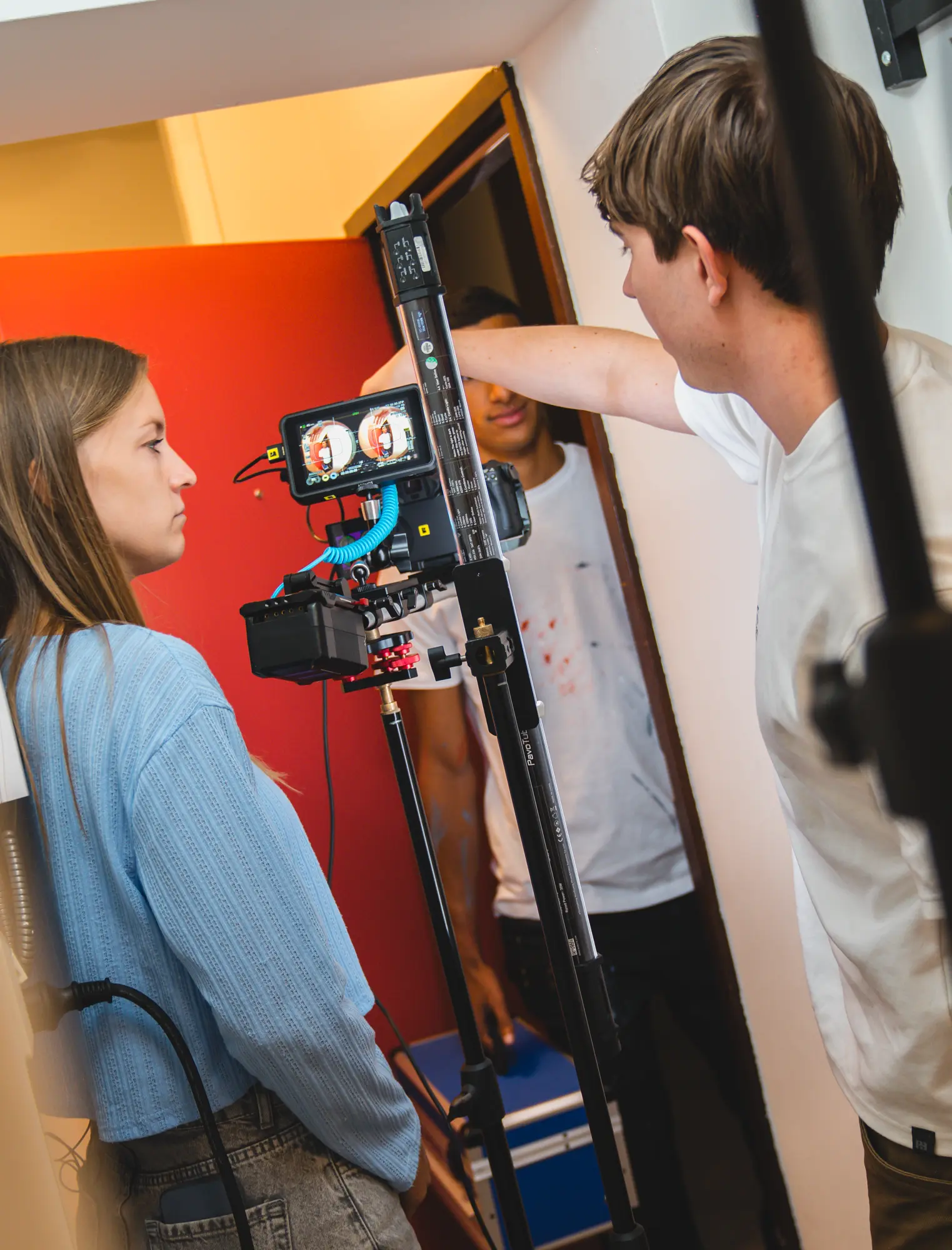 Behind the scenes photo of Marijn, Anouk and Yonis at a 180 degree video production in Rotterdam.